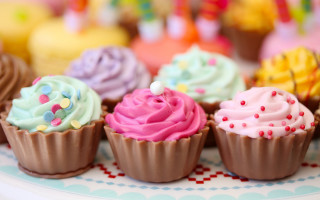 Cupcakes frosting sprinkles rococo pastel - clara peeters free wallpaper