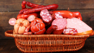 Basket sausages tomatoes table wooden - bela čikoš sesija free wallpaper