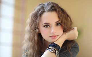 Woman longhair watch portrait blurry - her wrist free wallpaper