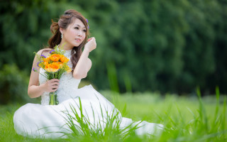 Woman white dress bouquet sitting - a white dress holding free wallpaper