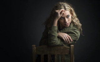 Woman blonde blueeyes chair crossedarms - portrait photography free wallpaper for desktop