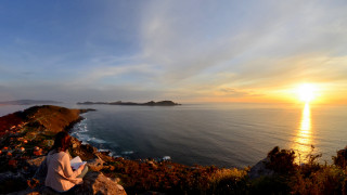 Woman ocean sunset rock beach - eduardo lefebvre scovell free wallpaper