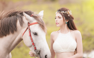 Woman horse fashion flowers jewelry - a white top free wallpaper