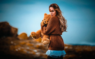 Woman teddy bear rocky beach - anka zhuravleva free wallpaper