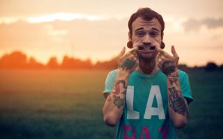 Tattooed man face fingers outdoor - a face free wallpaper