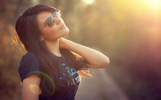 Woman sunglasses head black shirt - sunglass free wallpaper