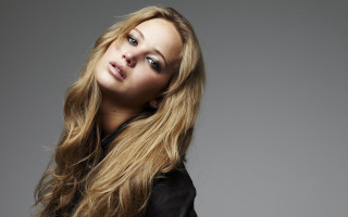 Beautiful blonde woman blackjacket graybackground - annie leibovitz free wallpaper