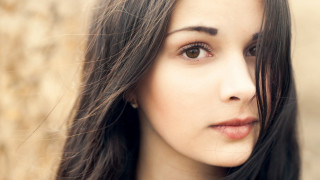Woman longhair necklace serious americanbarbizon - long hair and a necklace free wallpaper