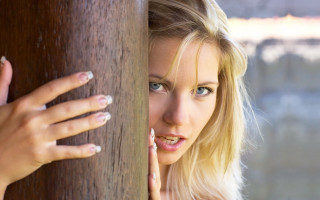 Woman ring hand wall looking - against free wallpaper