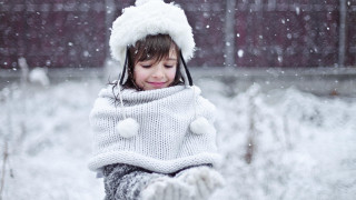Little girl white sweater hat - a white hat free wallpaper