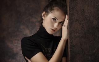 Woman leaning wall blackhair portrait - a woman leaning against a wall free wallpaper