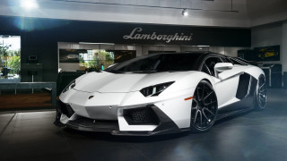 White lambino showroom table laptop - rim free wallpaper