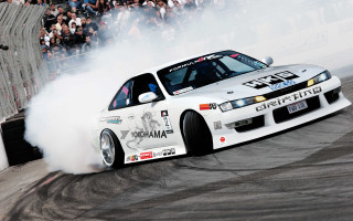 White car smoke track crowd - a crowd watching free wallpaper