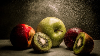 Green apple kiwi slices water - a green apple free wallpaper