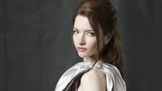 Leesha hannigan brown eyes long - a gray backdrop free wallpaper