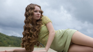 Woman posing longhair greendress photorealistic - a ledge free wallpaper