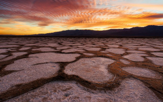 Desert landscape sunset mountains clouds - a sunset in the background free wallpaper