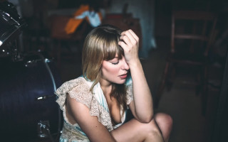 Woman guitar cindy sherman art - her head free wallpaper