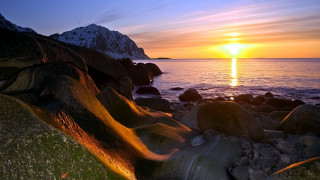 Sunset rocky beach mountain water - a sunset over a rocky beach free wallpaper