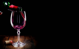 Wine pour glass cork wooden - a wine glass free wallpaper