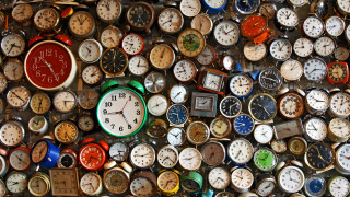 Clocks wall art numerical shapes - hypermaximalist free wallpaper