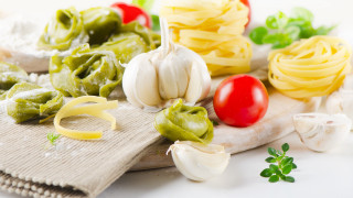 Pasta variety tablecloth garlic tomato - coppo di marcovaldo free wallpaper