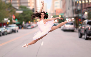 Balletwoman citystreet dynamicpose blurry background - car free wallpaper