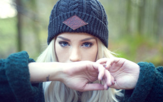 Woman hat hand sign trees - a cross stitch free wallpaper