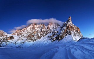 Snowy mountain blue sky city - snow under a blue sky free wallpaper