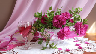 Table vase flowers wine roses - a vase of flowers free wallpaper