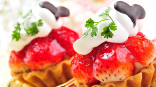 Strawberry cream dessert closeup blurry - delaunay free wallpaper