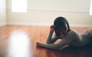 Woman sitting floor head hands - canon 5 0 mm free wallpaper