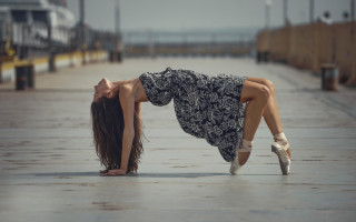 Woman dress handstand pier graceful - a handstand free wallpaper