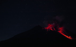Volcano red glow night stars - a volcano free wallpaper