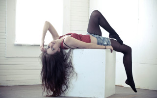 Woman red top black stockings - visual free wallpaper