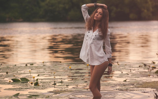 Woman water hands on head - a woman free wallpaper