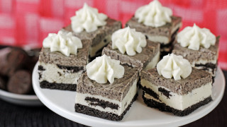 Chocolate cake white frosting chocolate - the side of the plate free wallpaper