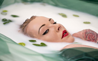 Woman bathtub rose pink red - a rose free wallpaper