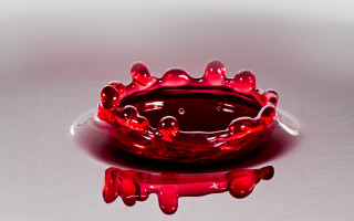 Red glass bowl crown reflection - a crown free wallpaper
