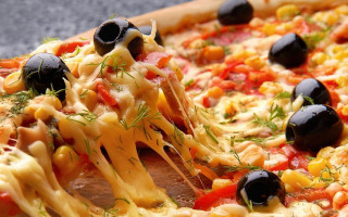 Pizza olives tomatoes cheese fork - olive free wallpaper