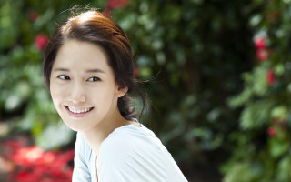 Smiling woman christmas bokeh photorealistic - byeon sangbyeok free wallpaper