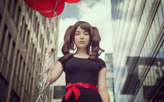 Woman red balloons city street - her waist free wallpaper