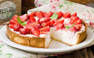 Birthday berry cake plate foreshort - a cake free wallpaper