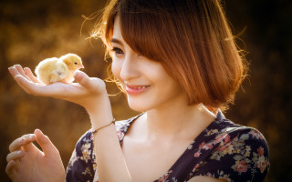 Woman smiling holding chicken floral - a smile free wallpaper