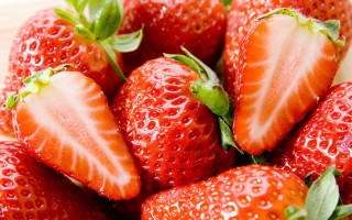 Strawberries closeup water drops green - strawberry free wallpaper