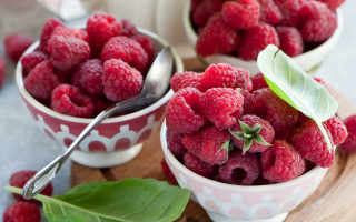 Raspberry bowl wooden table still - a wooden table free wallpaper