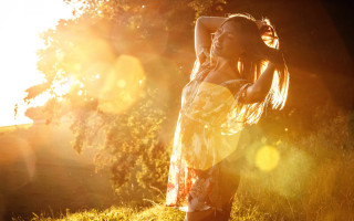 Woman dress grass wind flare - her arm free wallpaper