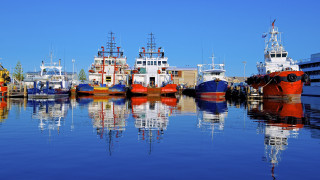 Boats water sky buildings cityscape 2 - color free wallpaper