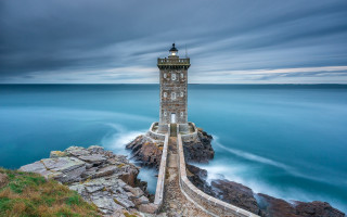 Lighthouse rocky cliff ocean cloudy 3 - a rocky cliff free wallpaper