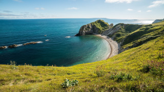 Bascove beach hill lake landscape - a grassy hill free wallpaper